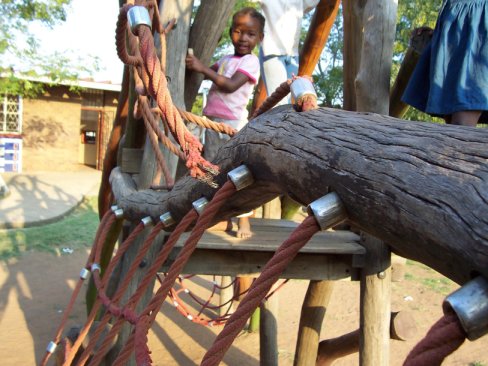 Der alte Regenbogen braucht sowohl neue Farbe, als auch einige Reperaturen.